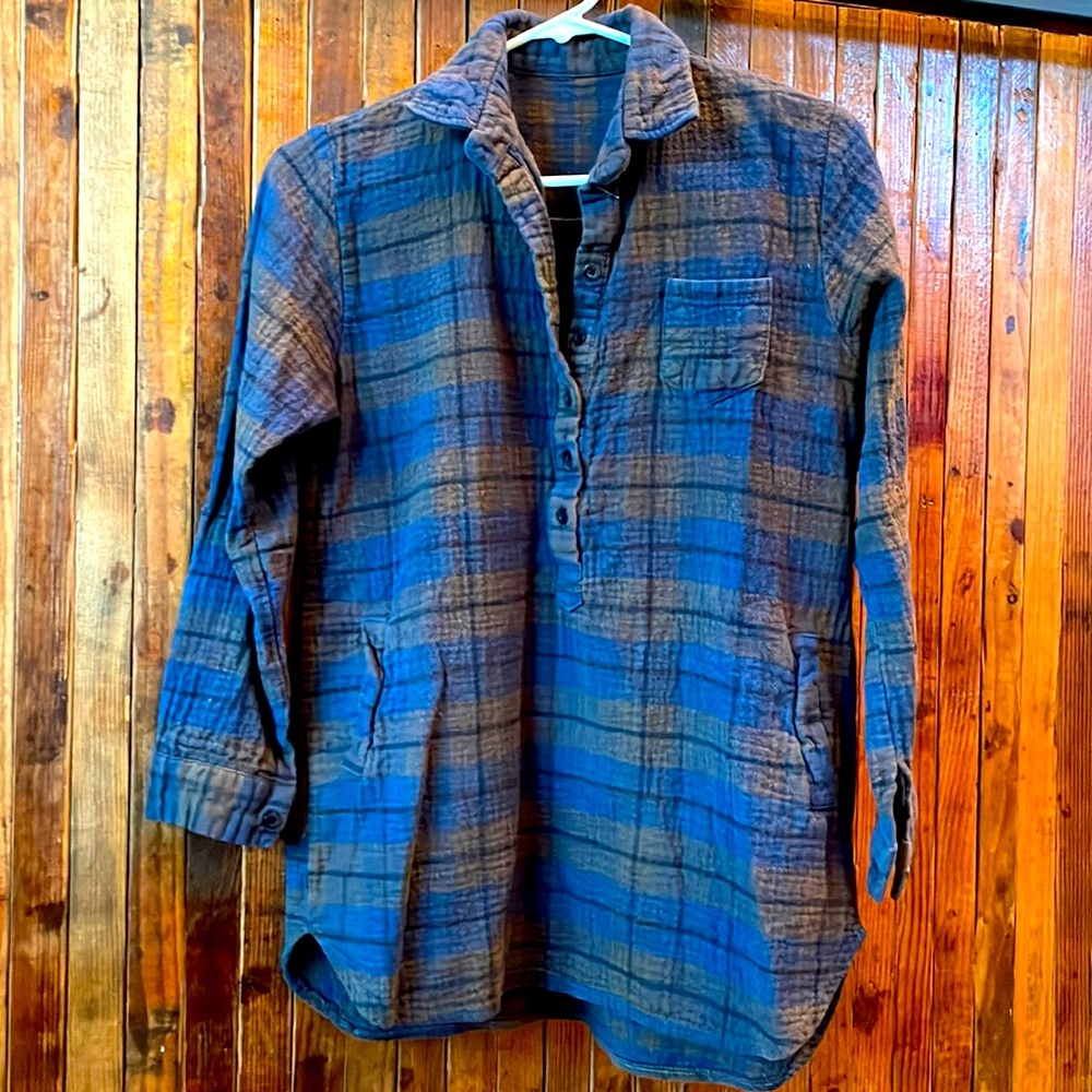 Flannel, 3/4 sleeve with pockets, not a button down